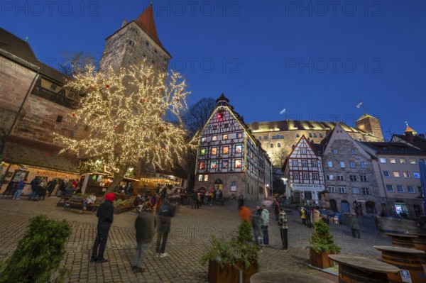 Tiergärtnertorplatz with the Tiergärtnertor and the historic Pilatushaus with an Advent calendar designed by the Altstadtfreuden Nuremberg, behind the Kaiserburg, Tiegärtnertorplatz, Nuremberg, Middle Franconia, Bavaria, Germany, Europe