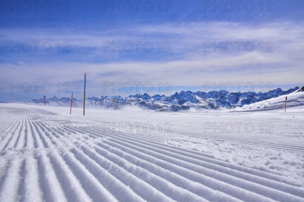 Ski slope in the ski area Hoher Ifen in Kleinwalstertal, in the foreground tracks of a snow groomer, in the background the Allgäu and Lechtal Alps, Allgäu, Vorarlberg, Austria, Europe