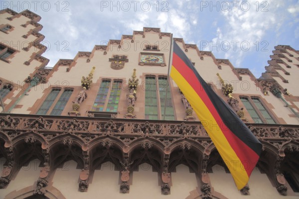 House to the Römer with parapet and German national flag, German, Römerberg, Old Town, Main, Frankfurt, Hesse, Germany, Europe