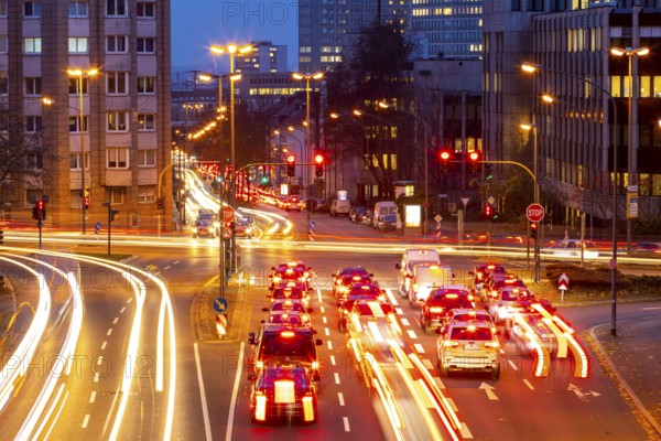Evening city centre traffic in Essen, large intersection of Bismarckstrasse, B224, Friedrichstrasse and Hohenzollernstrasse, this area would also be affected by a diesel driving ban, Essen, North Rhine-Westphalia, Germany, Europe