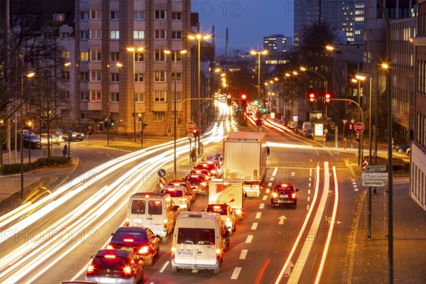 Evening city centre traffic in Essen, large intersection of Bismarckstrasse, B224, Friedrichstrasse and Hohenzollernstrasse, this area would also be affected by a diesel driving ban, Essen, North Rhine-Westphalia, Germany, Europe