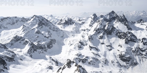View of snow-covered mountain panorama, view from Sulzkogel, behind summit Hochreichkopf, Acherkogel, Wechnerkogel and Maningkogel, Kühtai, Stubai Alps, Tyrol, Austria, Europe