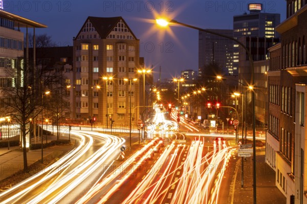 Evening city centre traffic in Essen, large intersection of Bismarckstrasse, B224, Friedrichstrasse and Hohenzollernstrasse, this area would also be affected by a diesel driving ban, Essen, North Rhine-Westphalia, Germany, Europe