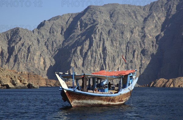 Dhow in the bays of Musandam, Shimm Strait, in the Omani enclave of Musandam, Oman, Asia
