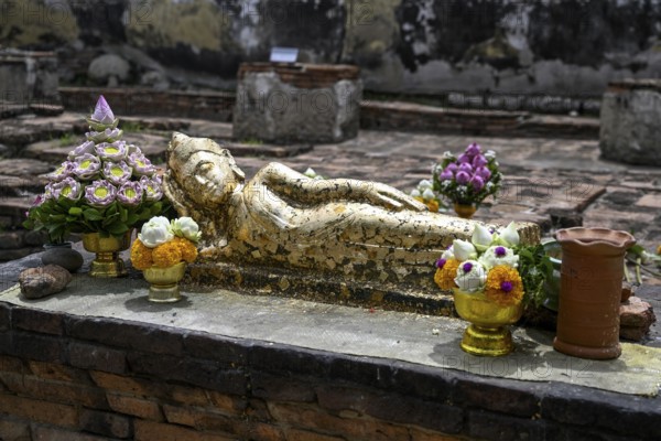 Offerings in front of the reclining Buddha, Wat Lokayasutharam, temple of the reclining Buddha, Ayutthaya, Ayutthaya province, Thailand, Asia