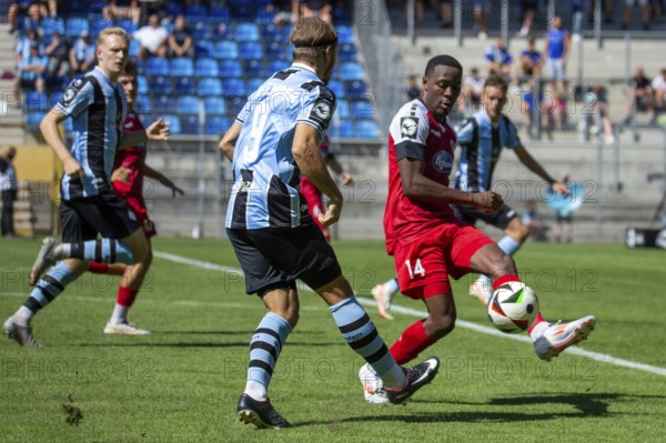 Football 3rd division, season 2024/25, matchday 2: Waldhof Mannheim vs Viktoria Köln. Picture: Felix Lohkemper (9, Waldhof Mannheim) and Enrique Lofolomo (14, Viktoria Köln)