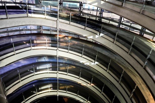 Spiral-shaped entrance and exit ramps for cars in a multi-storey car park, Berlin, 22.01.2025, Berlin, Berlin, Germany, Europe