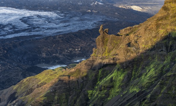 Cliff in the evening light, Impressive landscape with mountains and glaciers, Huldujökull and Kötlujökull glacier tongues, Myrdalsjökull glacier, Pakgil, Iceland, Europe