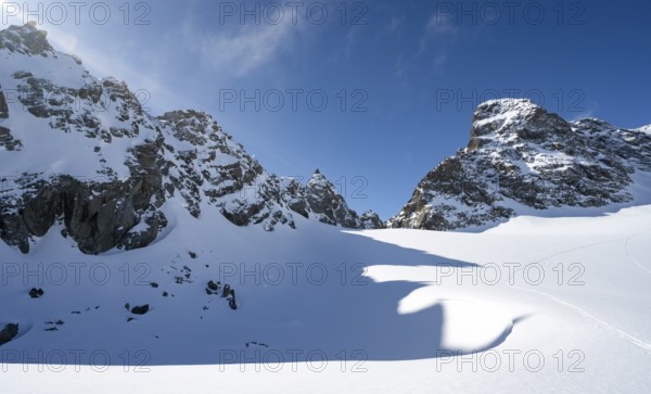Ascent to the summit of Piz Kesch on the Vadret da Porchabella glacier, pointed mountain peaks with shadows on the snow, high tour, ski tour Bündner Haute Route, Albula Alps, Rhaetian Alps, Grisons, Eastern Switzerland, Switzerland, Europe