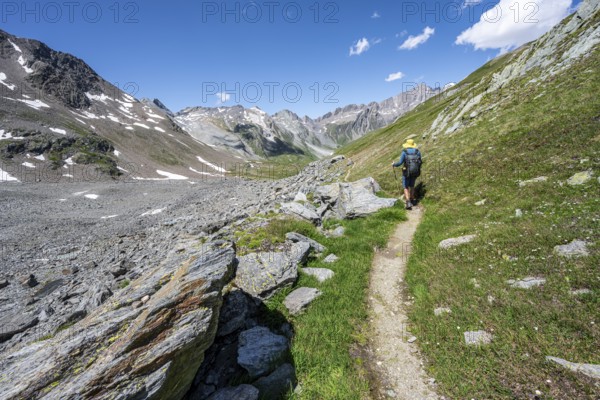 Mountaineer on a hiking trail on the Daberlenke, Lasörling Höhenweg, Lasörling Group, Hohe Tauern National Park, East Tyrol, Tyrol, Austria, Europe