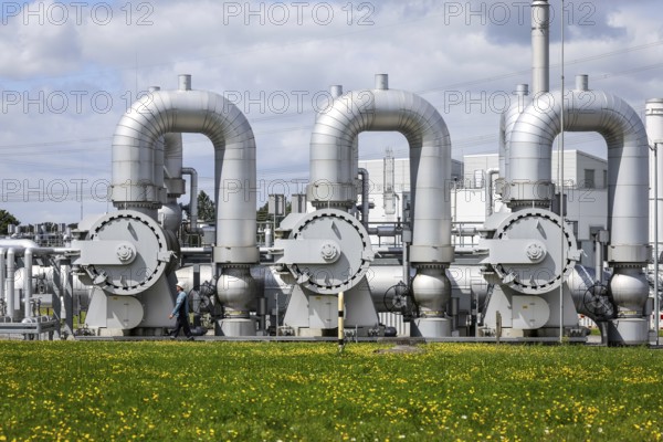 Werne, North Rhine-Westphalia, Germany, compressor station for natural gas and, in future, hydrogen. Open Grid Europe will use its H2 training line to train engineers and tradespeople to become experts in handling hydrogen in the long-distance gas grid. The OGE compressor station in Werne is the central hub in the German natural gas grid. At around 25 billion cubic metres per year, around a quarter of the natural gas consumed in Germany flows through the Werne compressor station. The natural gas flows into the station from northern Germany, the North Sea and the Netherlands via five large entry pipelines. After the gas has been purified, it is compressed by eleven compressors driven by gas turbines with a total drive power of approx. 160, 000 kW. With outlet pressures of up to 100 bar, the gas flows leave the station via eight outlet pipes and are distributed throughout Germany in all directions, Europe