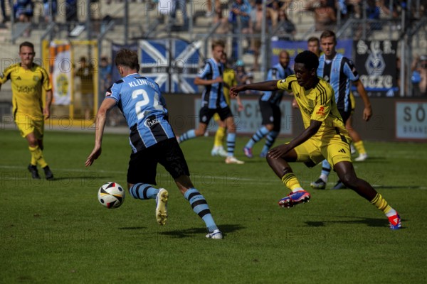 Football 3rd division, season 2024/25, matchday 4: Waldhof Mannheim vs. 1. FC Saarbrücken. On the ball: Lukas Klünter (24, Waldhof Mannheim)