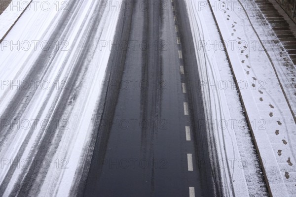 Slipperiness due to ice and snow, symbolic image, winter, Germany, Europe