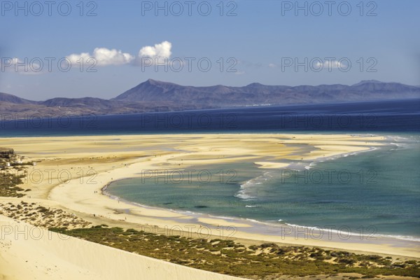 Playa Risco del Paso, Playa de Sotavento with lagoon and mountain views, Pajara, Fuerteventura, Canary Islands, Spain, Europe