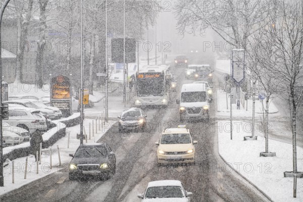 Winter weather, heavy snowfall, city centre traffic, Alfredstraße, B224, in Essen, North Rhine-Westphalia, Germany, Europe