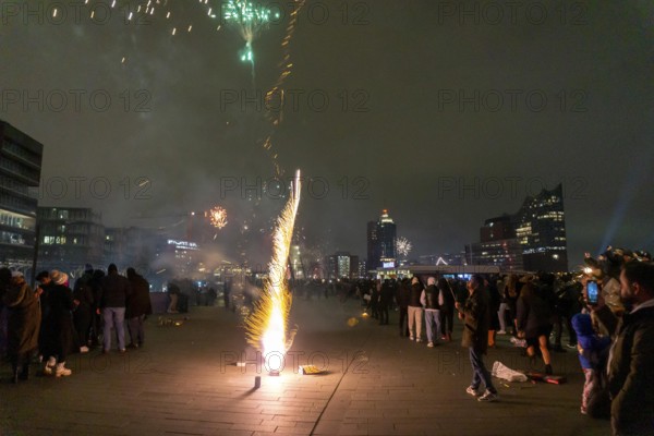 New Year's Eve 2025 on the Elbe promenade in Hamburg, at the harbour, on the Elbe, fire brigade of many thousands of people, Jan Fedder Promenade