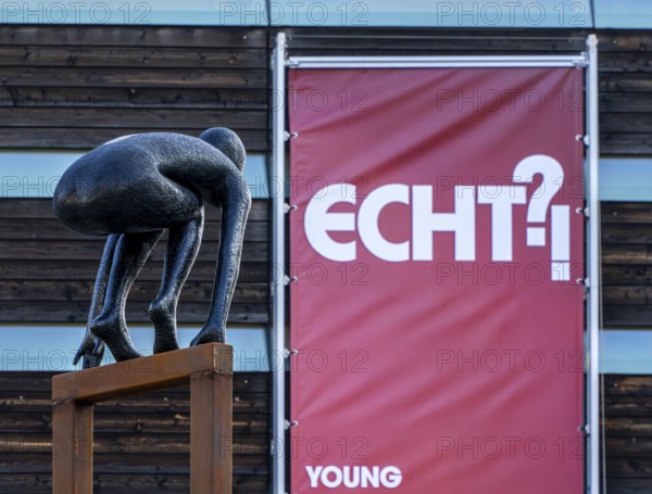 Change of Directions by Maria Miesenberger, group of figures in front of the entrance to the Nordic Embassies, Fellehus, Rauchstraße in Berlin Tiergarten, Germany, Europe