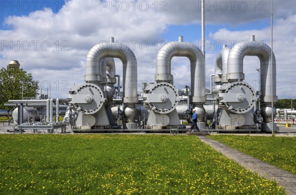 Werne, North Rhine-Westphalia, Germany, compressor station for natural gas and, in future, hydrogen. Open Grid Europe will use its H2 training line to train engineers and tradespeople to become experts in handling hydrogen in the long-distance gas grid. The OGE compressor station in Werne is the central hub in the German natural gas grid. At around 25 billion cubic metres per year, around a quarter of the natural gas consumed in Germany flows through the Werne compressor station. The natural gas flows into the station from northern Germany, the North Sea and the Netherlands via five large entry pipelines. After the gas has been purified, it is compressed by eleven compressors driven by gas turbines with a total drive power of approx. 160, 000 kW. With outlet pressures of up to 100 bar, the gas flows leave the station via eight outlet pipes and are distributed throughout Germany in all directions, Europe