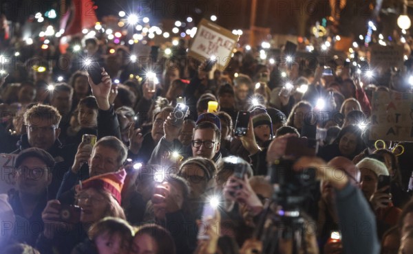 Tens of thousands of people demonstrated against right-wing populism and in favour of democracy at the Brandenburg Tor in Berlin. The sea of lights was directed against the rise of the AfD and other right-wing parties in Europe, 25.01.2025, Berlin, Berlin, Germany, Europe