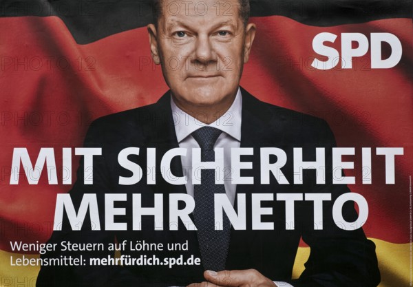 Large poster for the 2025 federal election by the SPD with Olaf Scholz, Witten, North Rhine-Westphalia, Germany, Europe