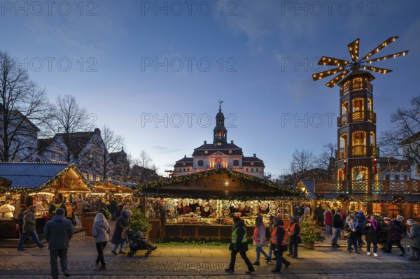 Large Christmas pyramid at the Christmas market at dusk, behind the town hall, Lüneburg, Lower Saxony, Germany, Europe