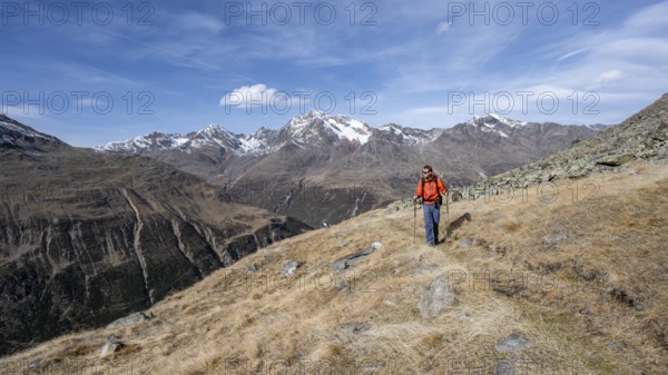 Mountaineers on a hiking trail in Niedertal, snow-covered mountain peaks of the Ötztal Alps with Wildspitze in the background, Ötztal Alps, Tyrol, Austria, Europe
