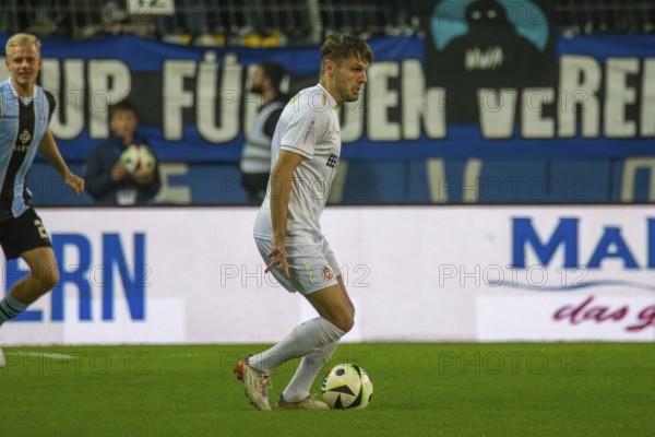 Football 3rd division, season 2024/25, matchday 12: Waldhof Mannheim vs SV Wehen-Wiesbaden. Picture: Gino Fechner (6, Wehen-Wiesbaden)