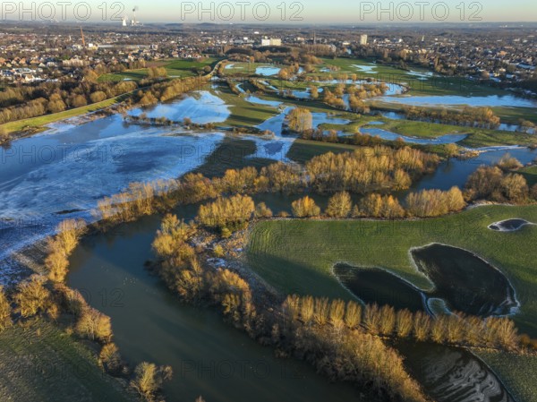 Lünen, North Rhine-Westphalia, Germany, flood on the Lippe, river in the Ruhr area, the fields, the agricultural land of the farmers next to the river are flooded, serve as retention areas, flood areas for flood protection, Europe