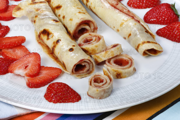 Swabian cuisine, filled pancakes, Flädle with strawberry jam, Gsälz, fresh strawberries, sweet, dessert, dessert, arranged on a plate, grandmother's kitchen, regional, home cooking, typical Swabian, Swabian kitchen classic, traditional cuisine, food photography, studio, Germany, Europe