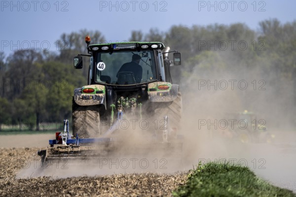 A tractor works a field, due to long dryness in spring, no rain for more than 4 weeks, the fields are dusty, south of Straelen, Lower Rhine, North Rhine-Westphalia, Germany, Europe