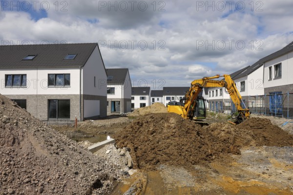 Castrop-Rauxel, North Rhine-Westphalia, Germany, Housing development in the Ruhr region. New-build neighbourhood with semi-detached and terraced houses to the energy-saving KfW Efficiency House Standard 55, Europe