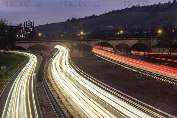 Multi-lane road at night with Plinsau bridge, arch bridge over the Neckar. Federal road B10 in Esslingen, Baden-Württemberg, Germany, Europe