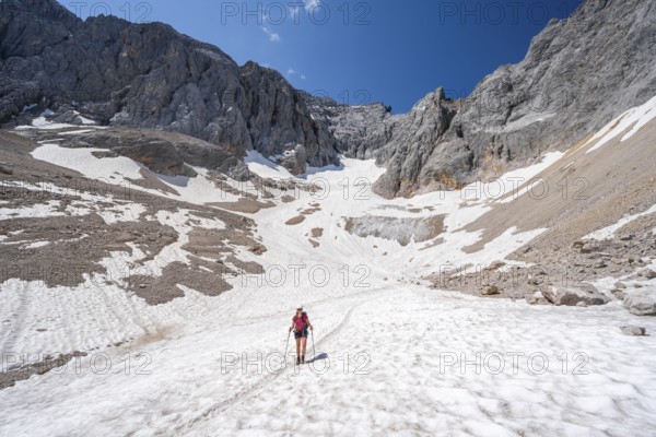 Mountaineer on a snowfield, mountain basin with glacier remnant of the Höllentalferner, Höllental, rocky mountain peaks, Höllental, Bavaria, Germany, Europe