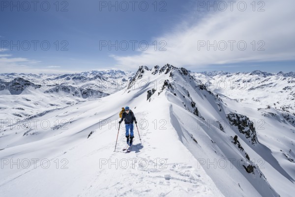 Ski tourer on a mountain ridge, mountain landscape with snow, mountain panorama with summit of the Grisons Alps, ascent to the Scalettahorn, Grisons Haute Route, Albula Alps, Rhaetian Alps, Grisons, Switzerland, Europe