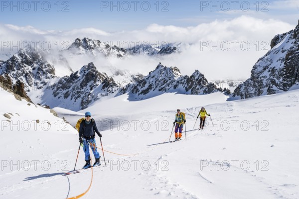 Ski tourer with rope, rope team on the Vadret da Porchabella glacier on the ascent to the summit of Piz Kesch, mountain landscape in winter, alpine tour, ski tour Bündner Haute Route, Albula Alps, Rhaetian Alps, Grisons, Eastern Switzerland, Switzerland, Europe