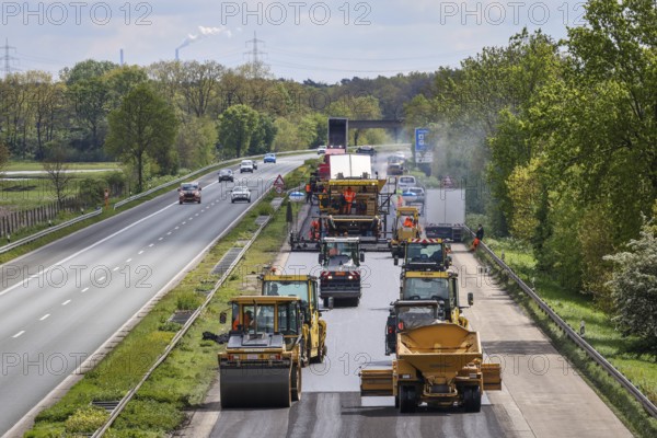 Wesel, North Rhine-Westphalia, Germany, road construction, asphalt pavers and road rollers lay new asphalt on the A3 motorway, months of renovation work on the A3 motorway between Hünxe and Emmerich, the largest construction project on Germany's motorways this year, Europe