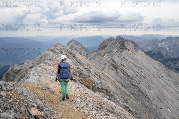 Mountaineer on the Jubiläumsgrat between Zugspitze and Alpspitze, high mountains, Wetterstein range, Bavaria, Germany, Europe