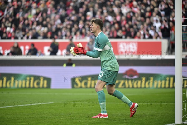 Goalkeeper Alexander Nuebel VfB Stuttgart (33) claps his hands in encouragement, applause MHPArena, MHP Arena Stuttgart, Baden-Württemberg, Germany, Europe