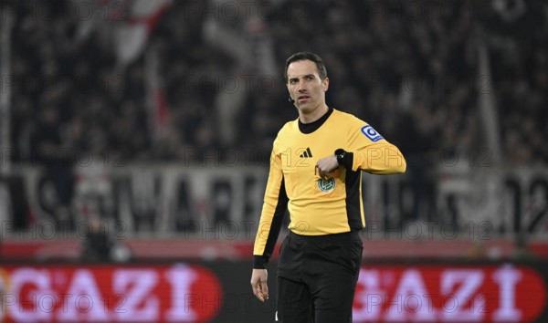Referee Referee Benjamin Brand takes a yellow card yellow warning out of his breast pocket Gesture Gesture Perimeter advertising GAZI, MHPArena, MHP Arena Stuttgart, Baden-Württemberg, Germany, Europe