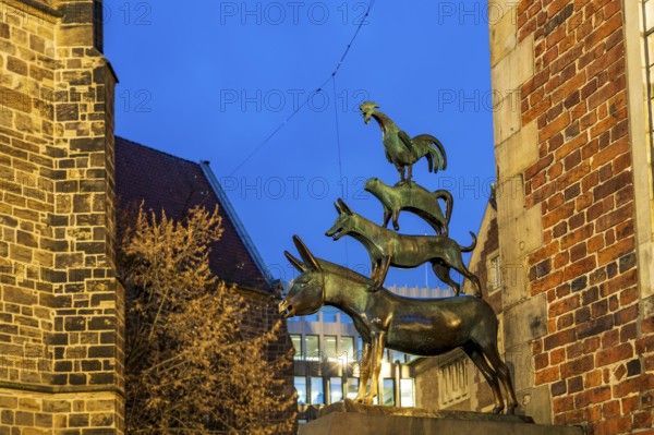 Sculpture of the Bremen Town Musicians at dusk, Free Hanseatic City of Bremen, Germany, Europe