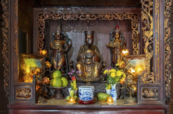 Altar inside the Vinh Trang Temple, My Tho, Mekong Delta, Vietnam, Asia