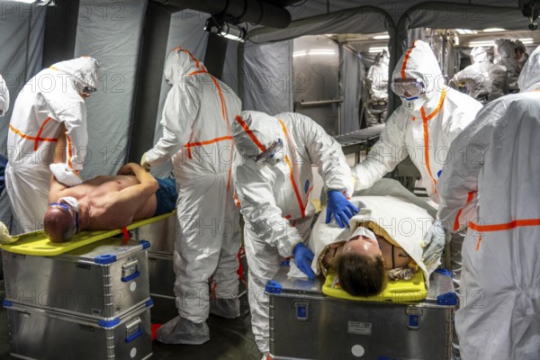 Care of patients after decontamination, injured persons after an assumed accident with hazardous substances, fire brigade and aid organisations practise setting up and operating a decontamination station, injured persons are sighted and then washed in a special shower tent to remove possible hazardous substances, chemicals to avoid further injuries, the emergency services wear special, ventilated protective suits, large-scale exercise of the Essen fire brigade