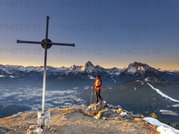 Mountaineers at the summit cross Rauher Kopf at sunrise, in the background the Berchtesgaden Alps, Steinernes Meer, Schönfeldspitze, Watzmann and Hochkalter, Berchtesgaden National Park, Bischofswiesen, Berchtesgadener Land, Upper Bavaria, Bavaria, Germany, Europe