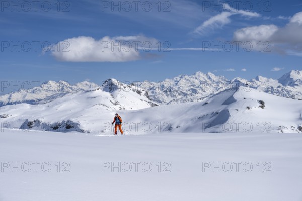 Ski tourer at Pointe de la Plaine Morte, Bernese Alps, Bernese Oberland, Switzerland, Europe