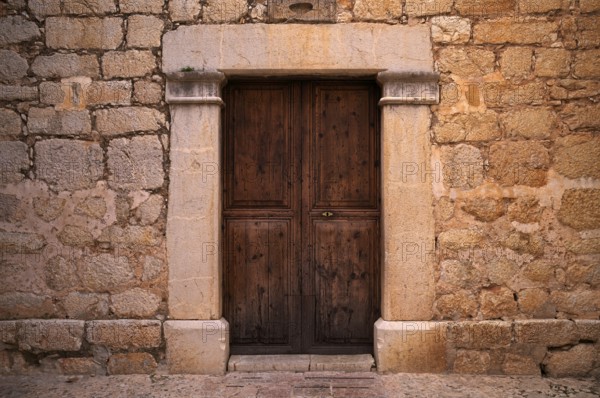 Door, Tor tor, made of wood, in a wall, Alaró, Calvià, Majorca, Balearic Islands, Balearic Islands, Spain, Europe