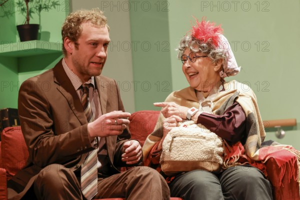 Brigitte Grothum and Johannes Hallervorden at the photo rehearsal of Oma Trick in Berlin's palace gardens Theater on 11.02.2025, premiere and 90th birthday of Brigitte Grothum on 26 February 2025