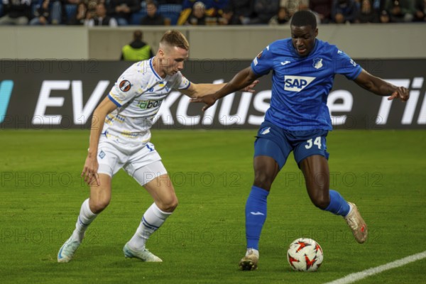 Football UEFA Europa League, 2024/25 season, matchday 2: TSG Hoffenheim v Dynamo Kiev. Picture: Intense duel between Stanley Nsoki (34, Hoffenheim) and Vladyslav Vanat (11, Kiev)