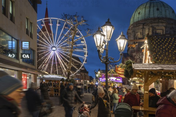 Ferris wheel at the winter village, Christmas market at dusk, St James' Church on the left, St Elisabeth's Church on the right, Jakobsplatz, Nuremberg, Middle Franconia, Bavaria, Germany, Europe