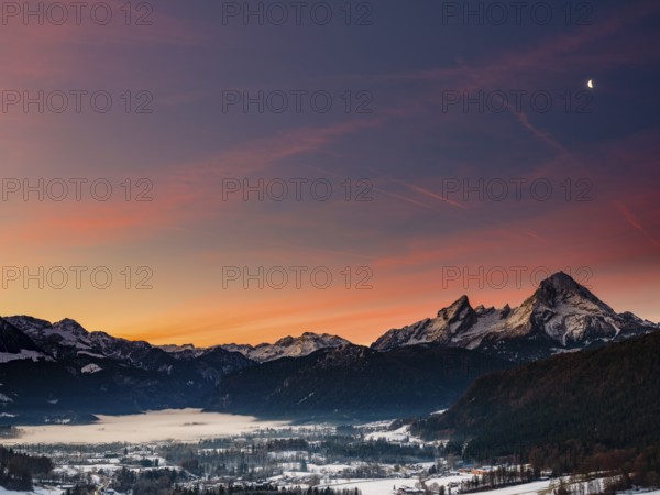 Berchtesgaden basin, behind the Steinernes Meer and Watzmann, dawn, winter landscape, Berchtesgaden, Schönau am Königssee, Berchtesgadener Land, Upper Bavaria, Bavaria, Germany, Europe