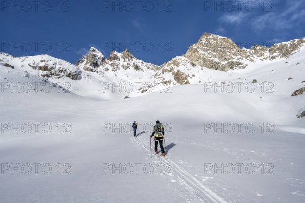 Ski tourers in a wintry mountain landscape, ascent to Porta d'Es-cha, Grisons Haute Route ski tour, Albula Alps, Rhaetian Alps, Grisons, Eastern Switzerland, Switzerland, Europe